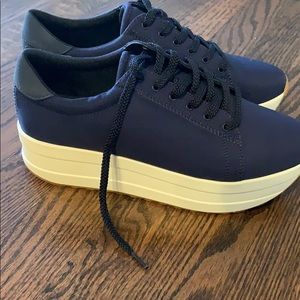 Platform sneaker